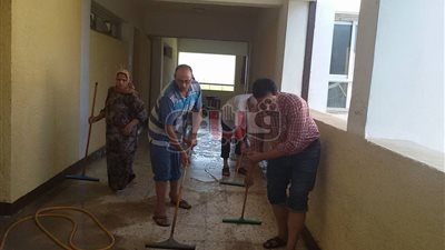 بالصور.. معلمون يشاركون في تنظيف مدرستهم في الدقهلية