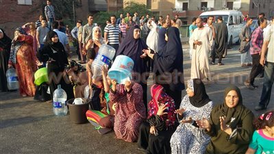 بالصور.. وقفة لسكان «منشية البكارى» احتجاجًا على انقطاع المياه
