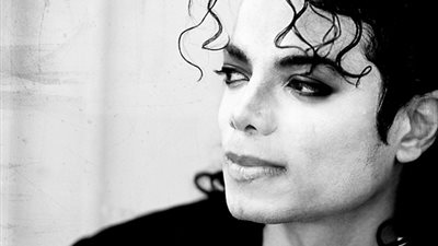 ألبوم الراحل مايكل جاكسون يحتل المركز الأول في قائمة الأكثر مبيعا