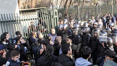 باحث: ما يحدث في إيران تطور لافت للنظر بعد الهجوم على «حوزة دينية»