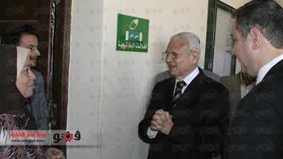 بالصور.. وزير الاتصالات يلتقى العاملين فى البريد