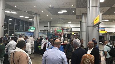 بالصور.. حجاج مكرمة خادم الحرمين الشريفين يعودون لمطار القاهرة.. 500 حاج من مصابي وأسر الشهداء الفلسطينيين يشيدون بمستوى الخدمة.. والشوبكي يشكر الرئيس السيسي والقوات المسلحة