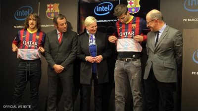 بالصورة.. «برشلونة» يرتدي قميصا جديدا يحمل إعلانا من الداخل
