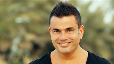 عمرو دياب يتوجه إلى لندن بصحبة دينا الشربيني بطائرة خاصة