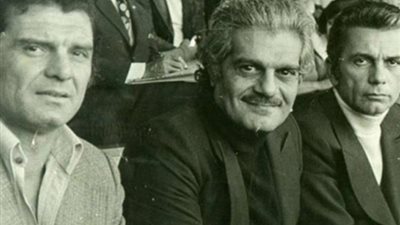 صورة تذكارية للفنان عمر الشريف بالنادي الأهلي