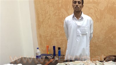 القبض على عاطل بحوزته سيارتا دفع رباعي وملابس عسكرية بمطروح