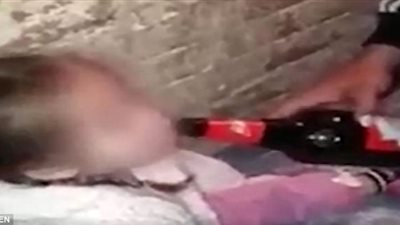 بالفيديو والصور.. والدان يجبران طفلة مخمورة على تدخين سجائر مخدرة