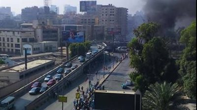 قوات الحماية المدنية تخمد حريق سيارتي كوبري أكتوبر بالدقي (فيديو)