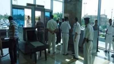 إعدام قرنيتين منتهيتي الصلاحية في مطار القاهرة