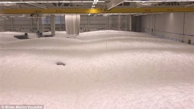 شاهد.. إخماد الحرائق بجراج طائرات هليكوبتر