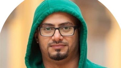 رائد اللحياني يهاجم شعراء استغلوا صورة زوجة تظلل زوجها في الحرم