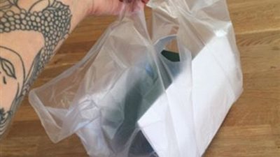 بالصور.. نجمة بريطانية تتسلم طفلها في كيس بلاستيك بعد عملية إجهاض