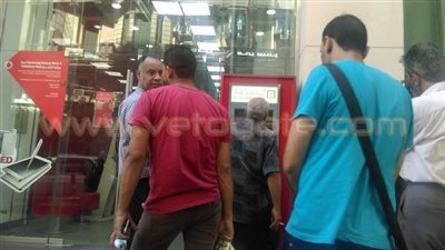 بالصور.. إقبال كثيف من المواطنين على البنك الأهلي