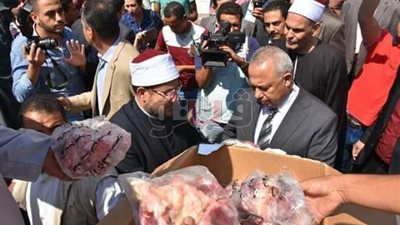 وزير الأوقاف ومحافظ الشرقية يوزعان 3 أطنان لحوم على المستحقين