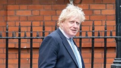 وزير بريطاني يشبه «المنتقبات