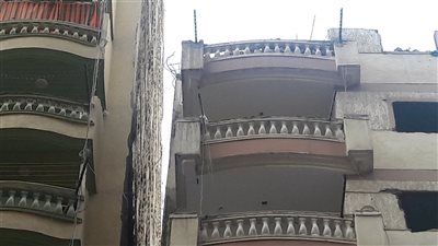 العقارات المائلة تهدد حياة أهالي أسيوط «تقرير»