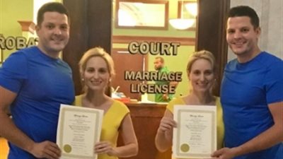 زواج أربعة توائم متطابقة.. وبيت الزوجية منزل واحد (صور)