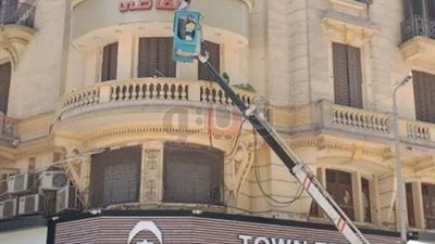 إزالة الإعلانات من واجهة العقارات التراثية بوسط البلد (صور)