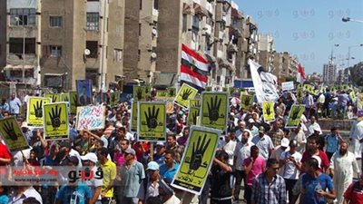 أهالي أرض اللواء يرفعون صور السيسي في وجه أنصار المعزول