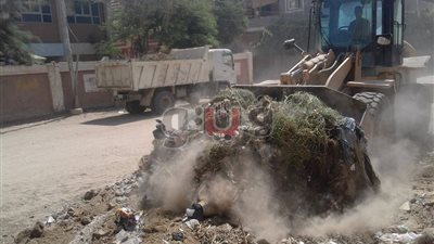 ​بالصور.. تنظيف شوارع الغنايم في أسيوط استعدادا للعام الدراسي