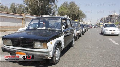 سائقو التاكسى الأسود ينهون وقفتهم أمام مرور 