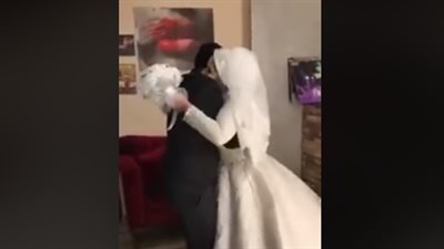 شاب يسجد لحظة مشاهدته العروس في حفل الزفاف (فيديو)