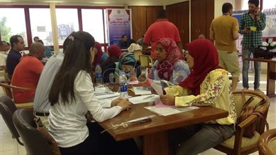 بالصور.. حضور مكثف في اليوم الأول لملتقى التوظيف في البحر الأحمر