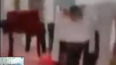 لحظة انتحار امرأة من أعلى إحدى البنايات الشاهقة (فيديو)