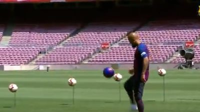برشلونة يقدم لاعبه الجديد «فيدال» للجمهور بملعب كامب نو (فيديو)