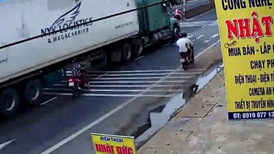 لحظة نجاة امرأة من حادث دهس مروع (فيديو)