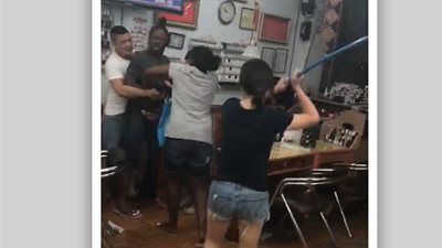 عاملات صالون تجميل يضربن الزبائن بعصي المكانس بسبب حاجب (فيديو وصور)