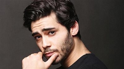 فتاة عربية تعرض الزواج على ممثل تركي بطريقة غريبة (صور)