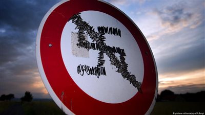 نازيون يشنون حملة عنصرية بعد وفاة طفل سوري في ألمانيا