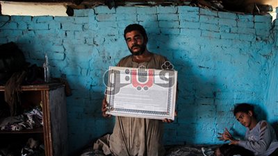 يسكنان عِشّة على النيل ولديهما 7 أبناء.. عم عصام وزوجته «سواحين في بلاد الله»