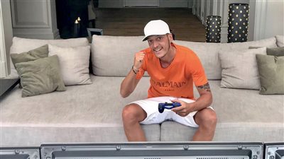 أوزيل يهنئ السعودي مساعد الدوسري بطل العالم بلعبة فيفا 2018