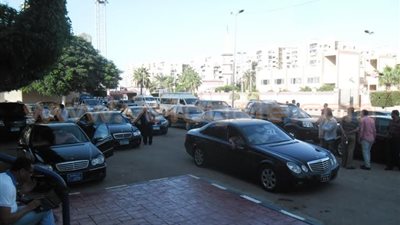 بالصور.. موكب «محلب» في الإسكندرية 15 سيارة «مرسيدس» و10 «جيب»