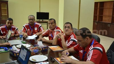 بالصور.. بوساكا يستعرض مقومات حكم اليوم مع لجنة الحكام