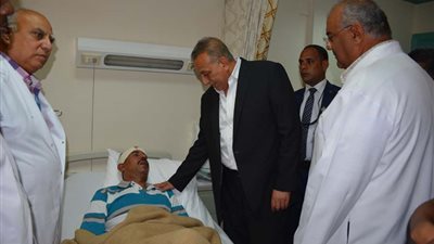 محافظ الجيزة يزور المصابين في حادث الدقى بمستشفى السلام والعجوزة