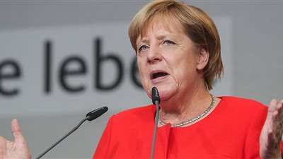 أبرز مواقف إهانة المسئولين أمام الكاميرات.. رشق ميركل بـ«الطماطم» في فعالية انتخابية.. سيدة أمريكية تلقى حذاءها في وجه «هيلاري كلينتون».. وواقعة منتظر الزيدي ضد بوش الأشهر