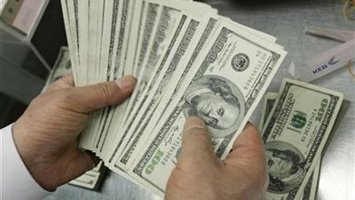 شركات الصرافة: هدوء طلبات المستوردين وراء تراجع الدولار بـ«الموازية»