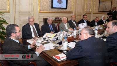 بالصور.. قنديل يعقد اجتماعا لمتابعة معوقات أسعار السلع