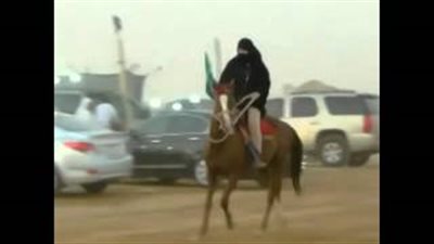 بالفيديو.. حقيقة الفارسة الملثمة التي حيرت السعوديين