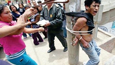 بالفيديو والصور.. سكان بيرو يطبقون العدالة بأنفسهم