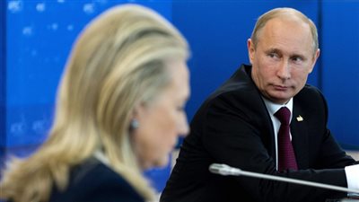 كلينتون تقر بمسؤوليتها عن خسارة الانتخابات وتتهم بوتين بالانتقام منها