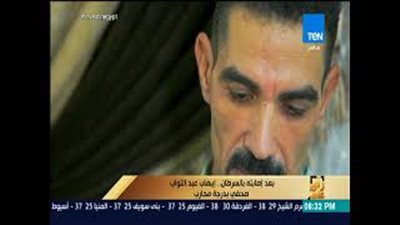 أيمن عبد التواب.. حكاية صحفي يقهر المرض البطال بالابتسامة (فيديو)