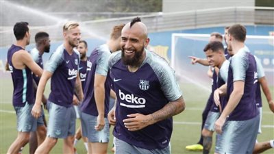 فيدال يخوض مرانه الأول مع برشلونة (صور)