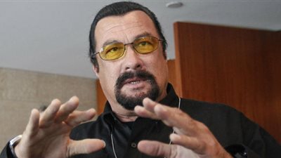 ستيفن سيجال.. حمامة السلام بين روسيا وأمريكا