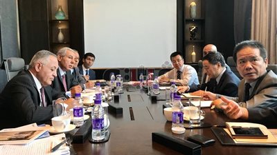 وزير الصناعة: شركة صينية تنشئ مصنعا لإنتاج سيارات وميني باص بالعاشر