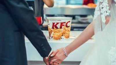 بالصور.. «فوتوسيشن» لعروسين مصريين بمطعم تشعل «فيس بوك»