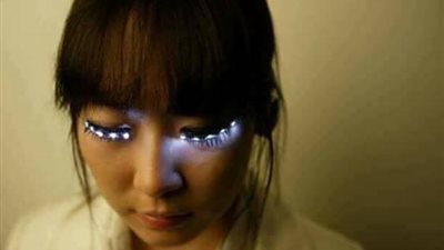 بالصور.. موضة الرموش المضيئة تثير ضجة